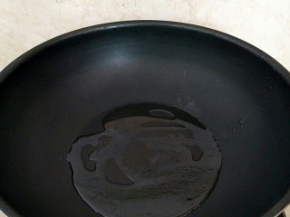 8、黄金田园菜饼,煎锅放油中小火加热。