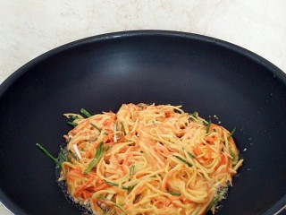 9、黄金田园菜饼,放入蔬菜糊，中小火加热。