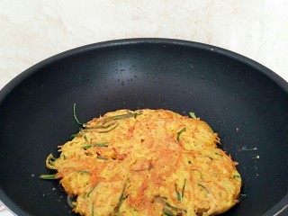 11、黄金田园菜饼,煎至金黄色，翻面在继续。