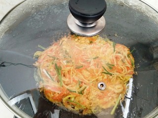 10、黄金田园菜饼,盖上锅盖保持水分。