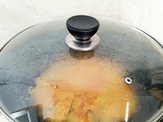 12、黄金田园菜饼,翻面后在盖上锅盖。