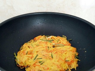 13、黄金田园菜饼,闷煎至熟透，大约5分钟左右，熟透即可出锅。