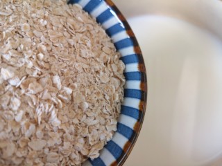 5、奶香南瓜粥,锅开以后调小火，下入燕麦片。