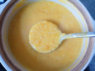 9、奶香南瓜粥,再次小火烧开以后关火，焖2分钟。