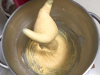 3、喜饼-肉松味,启动厨师机揉面10分钟，面粉结团即可。