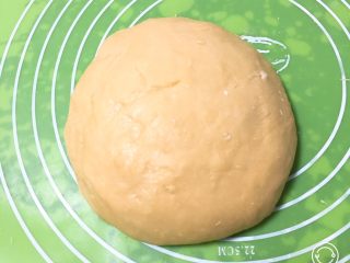 4、喜饼-肉松味,人工揉面至面团光滑。