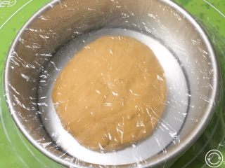 5、喜饼-肉松味,放入模具，盖上保鲜膜。