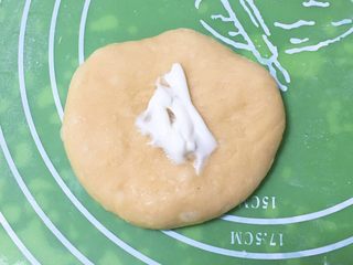 9、喜饼-肉松味,取一个剂子擀成圆饼，放入沙拉酱。