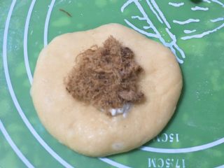 10、喜饼-肉松味,放入肉松。