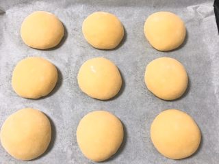 12、喜饼-肉松味,每个圆饼都要搓揉光滑。