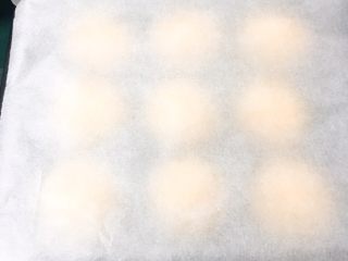 14、喜饼-肉松味,烤箱预热170度，时间10分钟。拿出烤盘上面盖一张烤盘纸。