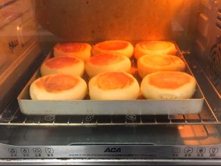 17、喜饼-肉松味,定型完成后拿出翻面，喜饼移入金盘，送入烤箱最下层，烤制10分钟。
