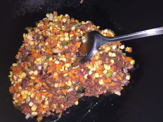 14、沙茶牛肉饭,倒入搅拌好的牛肉蔬菜,炒至变色