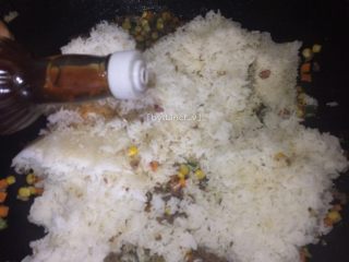 16、沙茶牛肉饭,倒入约2勺鱼露(具体用量可按喜好添加)