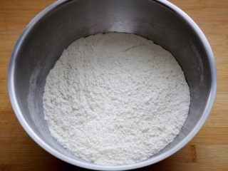 1、经典版蛋黄酥,先制作水油皮：称量出350g中筋面粉，就是平时用的普通面粉，放于面盆中。高筋粉当然更容易揉到完全阶段，也就是能拉出很结实坚韧的薄膜，但是对于中式点心来说，用中筋面粉做出来的成品口感更加酥。