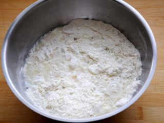 2、经典版蛋黄酥,倒入60g白砂糖，160g水。