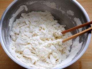 3、经典版蛋黄酥,先用筷子把面粉搅成絮状，再下手去和面，不然直接用手和会粘到手指上很多面，粘的难受。