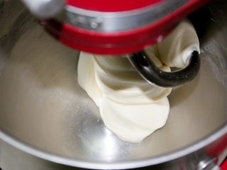 5、经典版蛋黄酥,面团揉5分钟之后就会变得很光滑了，而且没那么硬了，这个时候的面团可以拉出来比较厚的膜，到了面团的扩展阶段。