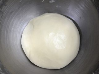 7、经典版蛋黄酥,8分钟2档，2分钟1档，面团就会被揉成这样光滑的样子。效率非常高，如果手揉，当然也能揉成这样，只是要花很大力气，而且时间也会比较久。