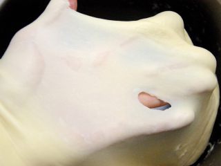 8、经典版蛋黄酥,水油皮和好的表现是，用手可以拉出大片结实的薄膜，即使有破洞，洞口也是光滑的，至此，水油皮就做好了。