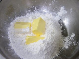 9、经典版蛋黄酥,再做油酥：厨师机在揉水油皮的时候，我们来做油酥，这样可以节省时间，将软化好的黄油放入200g低筋粉，黄油一定要提前软化，软化到手指能轻轻地按下去的程度，现在天气逐渐变冷了，可以放在室内温暖处，或者是选择烤箱的发酵功能慢慢软化，不要用微波炉去叮，微波炉叮的结果可能是一部分变成液体，另一部分还很硬。