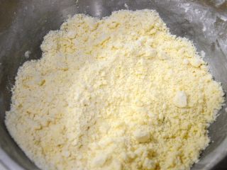 10、经典版蛋黄酥,两手抓着面粉和黄油轻轻的搓，搓成这样子的小面粒。