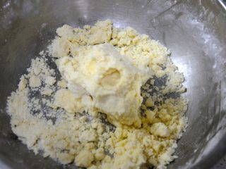 11、经典版蛋黄酥,这时候可以稍微用点力气去抓，黄油软化到位的话，很容易就会成团。