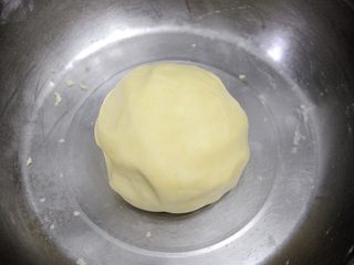 12、经典版蛋黄酥,把所有的面抓到一起成一个团就好了，之所以说是抓，而不是揉，就是为了避免过度的揉，使得面团起筋，起筋之后在擀卷的过程中就会收缩，影响最终的起酥效果。这也是油酥选择了使用低筋粉的原因，避免起筋。
