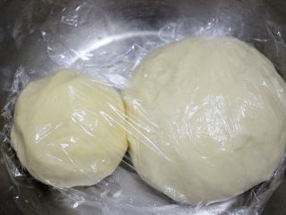 13、经典版蛋黄酥,水油皮和油酥都和好后，盖上保鲜膜醒一会儿，醒的目的是为了让面团松弛，便于后续的擀卷。