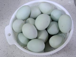 14、经典版蛋黄酥,松弛面团的时间用来剥咸鸭蛋，我做蛋黄酥不喜欢用真空包装的蛋黄，那种蛋黄口感发硬，没有现剥的咸蛋黄起沙流油的口感，我都是买咸鸭蛋剥蛋黄来用。这样虽然麻烦，并且浪费掉了蛋白部分，但是，对于做出完美口感的蛋黄酥来说，还是值得这么做的。