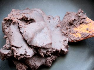 16、经典版蛋黄酥,蛋黄准备好之后再准备豆沙，我是自己用小红豆炒的豆沙，平时都是一次炒出来一锅，冷冻在冰箱里备用，用的时候加热下解冻。自己炒出来的豆沙，不仅甜度和软硬度可以自由控制，而且味道非常的纯正，这也是外面卖的成品豆沙不能比的，我专门做过对比，成品豆沙不仅非常的甜，而且不是那种白砂糖炒出来的甜，有没有添加甜味剂尚不得知，而且豆沙没有自己炒的香。