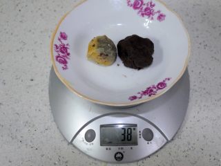 17、经典版蛋黄酥,咸蛋黄的重量大约在15-20g不等，根据不同蛋黄的重量，调整豆沙的用量，我平时用的馅料（蛋黄加豆沙）重量在38-40g之间，这样的蛋黄酥个头比较大，外形非常的饱满，但是对酥皮的要求比较高，馅料大的话必然要皮薄点才能包住。不熟练的话，可以把馅料重量控制在35g以下。