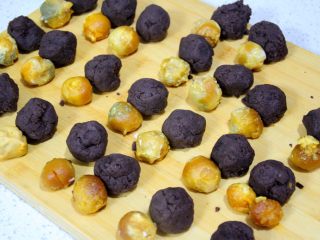 18、经典版蛋黄酥,一对对的蛋黄和豆沙都准备好，再统一包起来，这样效率比较高。称一对包一对的效率比较低。