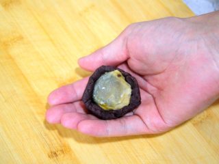 19、经典版蛋黄酥,豆沙包蛋黄比较简单，把豆沙按扁蛋黄放上去，从周围往上推，直到豆沙把蛋黄包起来就可以了。需要注意的是豆沙的软硬度决定了这一步的操作难易，豆沙太硬自然烤出来的蛋黄酥口感发干，如果太软不成型的话就没法包蛋黄，最好的软硬度是能把一团豆沙轻松按成片状又不至于粘到手掌上揭不下来。外面卖的成品豆沙一般都偏软，做面包直接做馅料还可以，但是用来包蛋黄不好用，可以放锅里小火炒一会儿蒸发点水分到合适的硬度后再用。