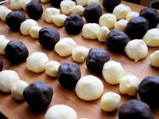 20、经典版蛋黄酥,馅料准备好后，水油皮和油酥也醒好了，分别把水油皮和油酥等分成24份。