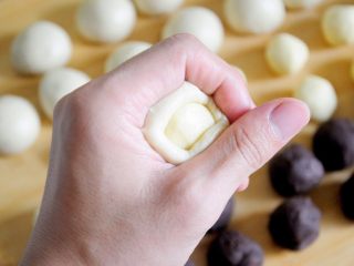 21、经典版蛋黄酥,酥皮的制作：无疑是制作过程中最关键的步骤，成品蛋黄酥的起酥效果好不好全在于酥皮制作，把油皮按扁，包裹住油酥。