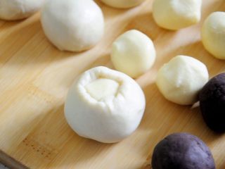 22、经典版蛋黄酥,收口的时候用虎口往上推，不要用包包子捏褶子的手法，那样会捏出来一个疙瘩，虎口收口最后是光滑的。