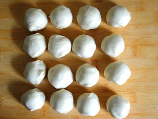 23、经典版蛋黄酥,把所有的油酥团都用油皮团包好，收好口。