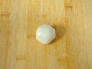24、经典版蛋黄酥,接下来就是酥皮的擀卷过程了，取一个酥皮面团。