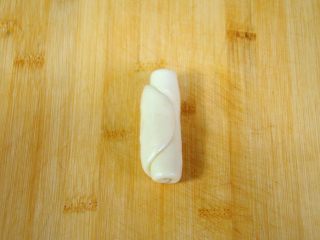 30、经典版蛋黄酥,取一个酥皮卷，收口朝上。