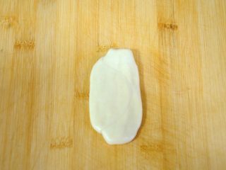 31、经典版蛋黄酥,用手掌轻轻按扁，轻轻的感慨，同前边一样，不要贪长，10cm以内。用普通擀面杖的话要控制好力度，把握好长度。或者就用定高擀面杖，省时省力，擀的还比较均匀。