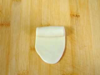 32、经典版蛋黄酥,同前边步骤，擀好后卷起来，这就是酥皮的第二次擀卷。