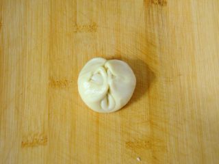 35、经典版蛋黄酥,两头对折到中间，轻轻按扁。