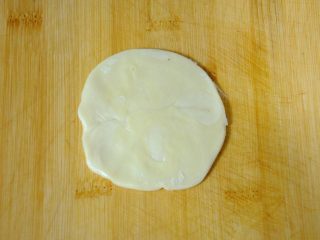 36、经典版蛋黄酥,上下左右各擀一下成片状，这个也很重要，千万不要像擀饺子皮一样使劲擀，那样的话也会造成破皮混酥。