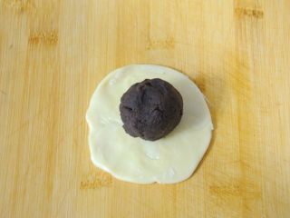 37、经典版蛋黄酥,取一个馅料，用擀好的酥皮把馅料包起来。