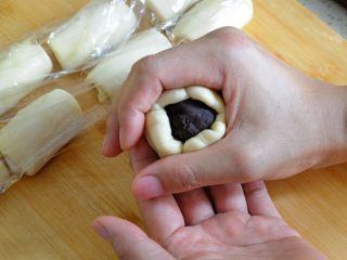 38、经典版蛋黄酥,收口的时候依然采取虎口往上推的收口方式。