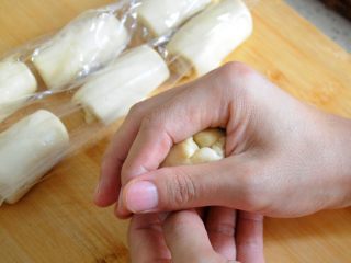 39、经典版蛋黄酥,最后用虎口收紧。