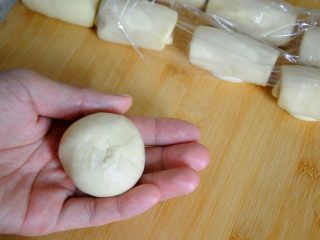 40、经典版蛋黄酥,收好口的蛋黄酥胚是比较平整的，没有包子一样的疙瘩或是褶子。收口要收紧，不然烤制的过程中会开，那样就露馅了。