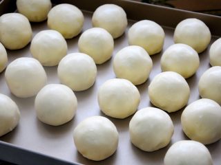 41、经典版蛋黄酥,依次做完24个蛋黄酥胚。