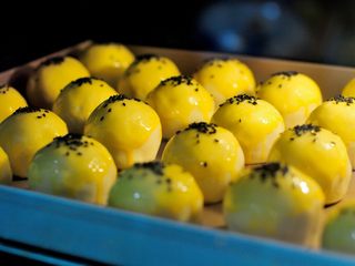 44、经典版蛋黄酥,烤箱在准备刷蛋液的时候就可以开始预热了，预热170度。刷好蛋液的蛋黄酥入炉开始烘焙，约25-30分钟。烤好的蛋黄酥从体积上会看到比原来大一圈，这是由于烤制的过程中，酥皮中的水分蒸发，把油皮和油酥结合部分都冲开了，也就形成了一层一层的起酥效果。